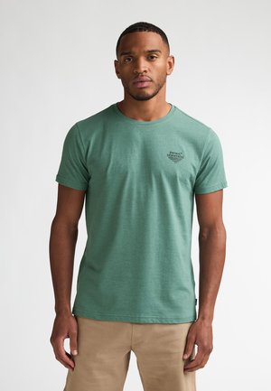 T-shirt en coton vert avec un col rond et des manches courtes, présentant un petit logo sur la poitrine. Texture lisse, coupe décontractée.