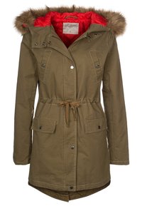 Olivgrön parkasjacka med foder i päls, röd insida, metallknappar, dragsnodd i midjan och två framfickor.