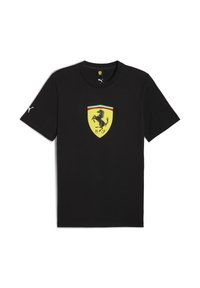 Sort t-shirt med et gult Ferrari-logo med en prustende hest, hvidt PUMA-logo på den ene ærme og en farverig kant omkring emblemet.