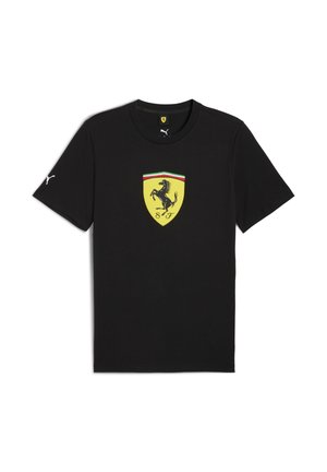 T-shirt noir avec un logo Ferrari jaune représentant un cheval cabré, logo PUMA blanc sur une manche, et une bordure colorée autour de l'emblème.