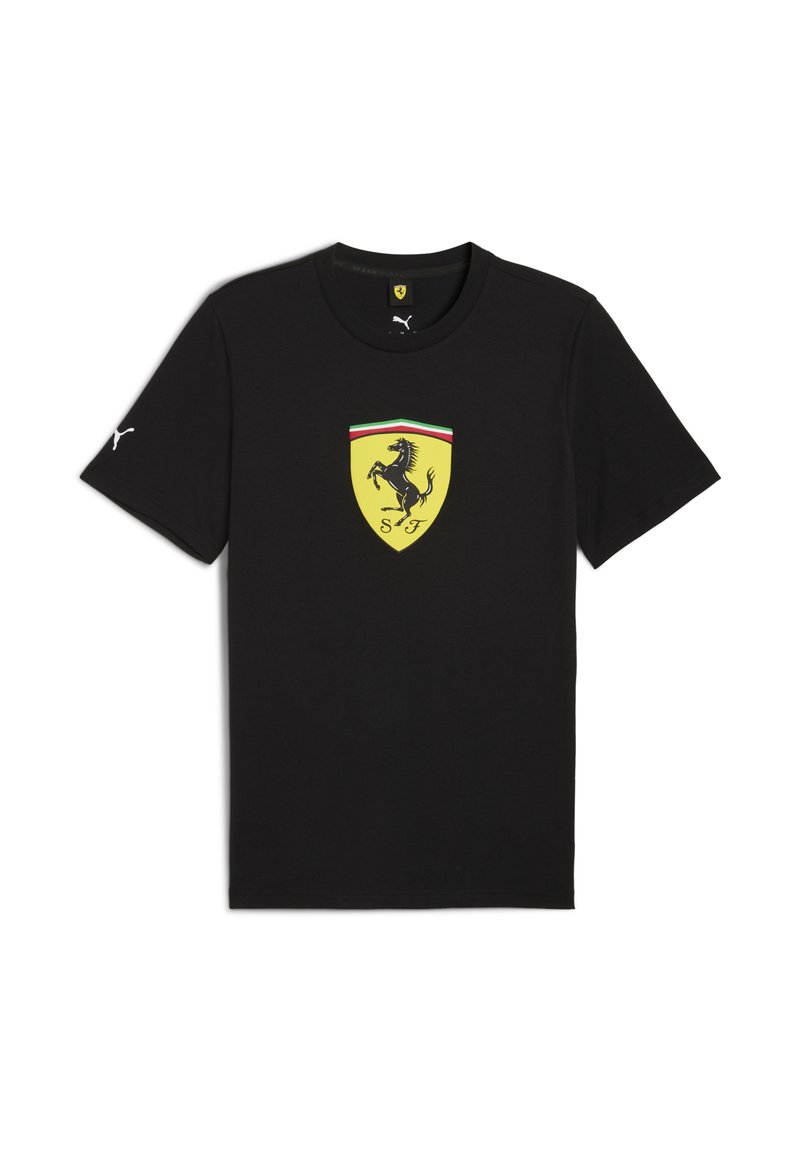 Sort t-shirt med et gult Ferrari-logo med en prustende hest, hvidt PUMA-logo på den ene ærme og en farverig kant omkring emblemet.