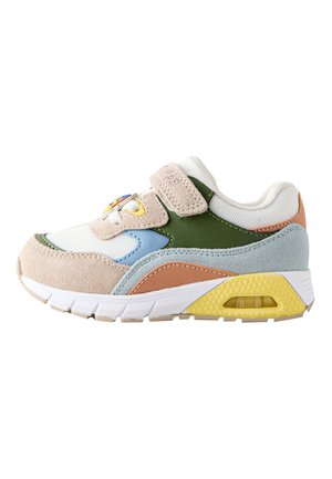 Børns multifarvede sneakers med beige velcrolukning, hvid mesh, grønne og blå paneler samt gul detalje på tyk hvid sål.