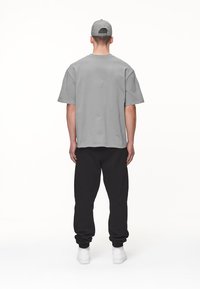 Pegador LOGO TEE - Pamata T-krekls - washed cool grey/white gum