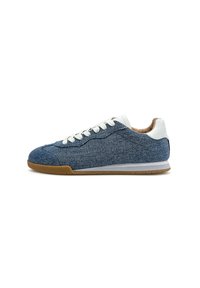 Denim sneaker met witte veters, bruine accenten en een gumrubberen zool. Kenmerkt zich door een slank, rond ontwerp met textielstructuur.