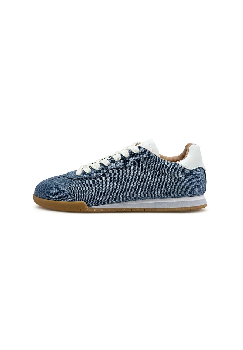 Denim sneaker met witte veters, bruine accenten en een gumrubberen zool. Kenmerkt zich door een slank, rond ontwerp met textielstructuur.
