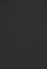 Schwarzer Stoff mit einer glatten, strukturierten Oberfläche. Das Material wirkt dehnbar und leicht, ideal für verschiedene Bekleidungsanwendungen.