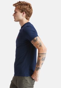 Timberland DUNSTAN RIVER POCKET TEE - Paprasti marškinėliai - dark sapphire