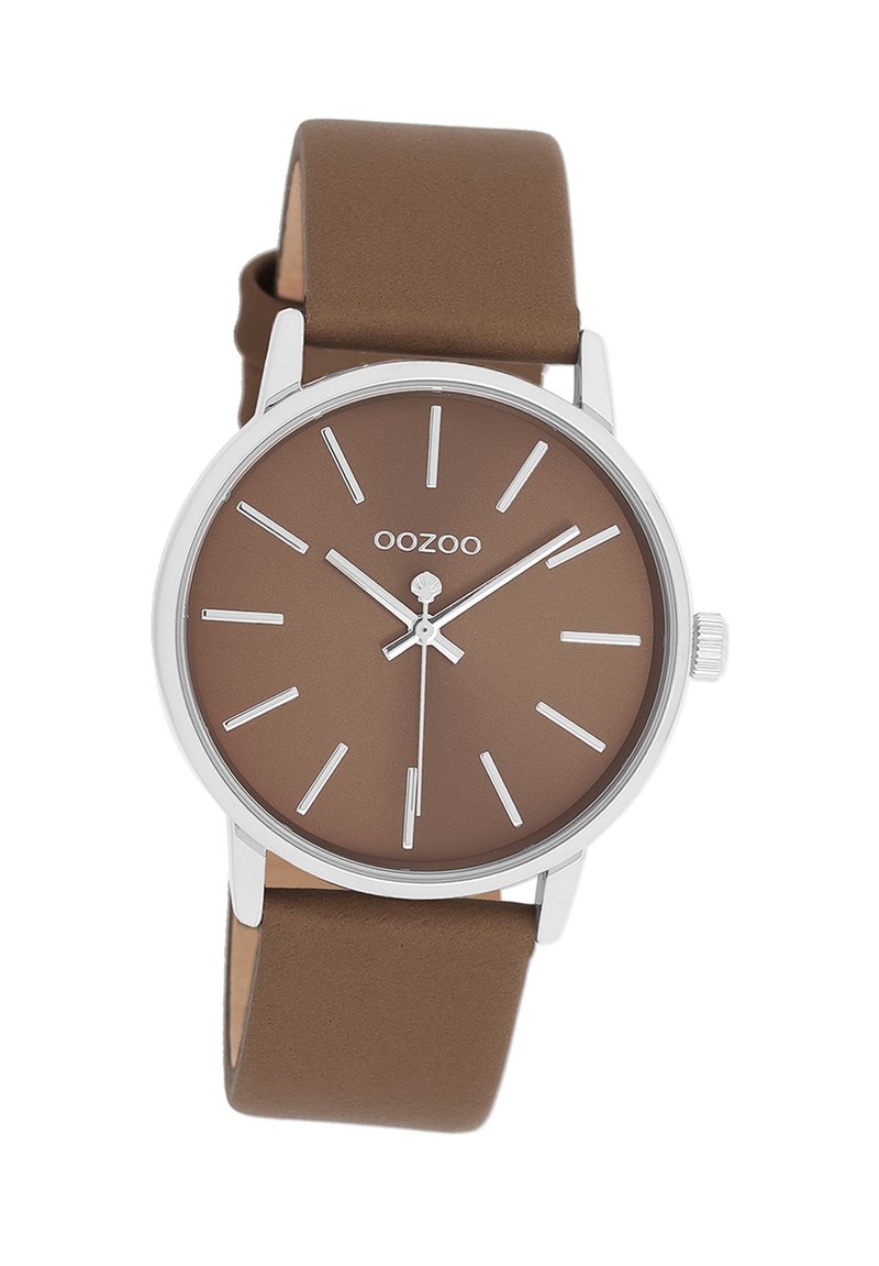 Montre brune avec un cadran brun mat, des index et des aiguilles argentés. Bracelet en cuir brun. Logo de la marque "OOZOO" affiché sur le cadran.