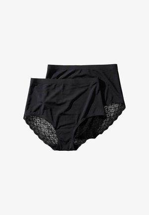 Dwie czarne damskie majtki z wysokim stanem, z koronką o diamentowym wzorze przy otworach na nogi, ułożone płasko na białym tle.