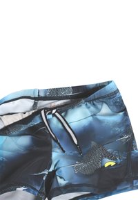 Costumi da bagno con un motivo oceanico blu e nero che presenta le razze. Realizzati in tessuto elasticizzato, includono una cintura regolabile anteriore e rifiniture nere.