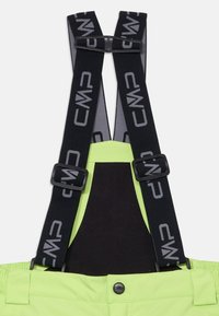 Mono impermeable verde neón con tirantes negros ajustables que presentan un logo gris. Incluye un cierre de botón seguro en la cintura.