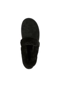 Schwarze Hausschuhe aus weichem Wildleder mit einem plüschigen, pelzigen Bund. Mit einer runden Zehenpartie und einer strukturierten Oberflächenbeschaffenheit. Geeignet für den Innenbereich.