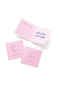 Roze wenskaarten met een vlinderontwerp en reliëfdruk van de tekst "GLANZVOLL". Eén kaart is geopend en toont handgeschreven tekst aan de binnenkant.
