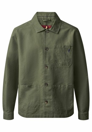Olivengrønn jakke med krage, frontlukking med knapper og to store påsydde lommer. Har subtil søm og et brodert logo.