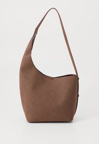 Brun kunstskinn skulderveske med en buet, minimalistisk design og en enkel justerbar stropp. Glatt tekstur, uten fór.