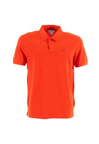 Camisa polo corta de manga naranja, hecha de algodón, con cuello, que cuenta con tres botones y un pequeño logotipo azul en el lado izquierdo del pecho.
