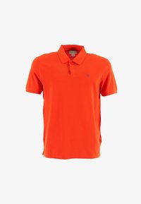 Camisa polo corta de manga naranja, hecha de algodón, con cuello, que cuenta con tres botones y un pequeño logotipo azul en el lado izquierdo del pecho.