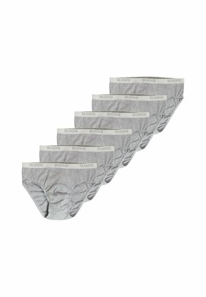 Sei paia di slip di cotone grigio disposti in fila diagonale, ciascuno con una fascia in vita bianca con la scritta "Sloggi."