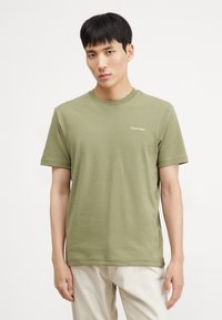 Calvin Klein MICRO LOGO - Pamata T-krekls - delta green