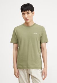 Calvin Klein - MICRO LOGO - T-shirt basic - delta green Miniatuurafbeelding 1