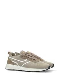 Beige en taupe sport schoenen met een gebreide bovenkant, suède accenten, witte strepen en een gevoerde zool met een gestructureerde zwarte buitenzool.