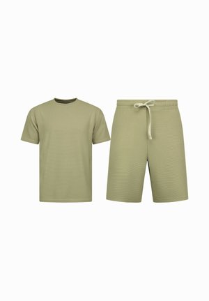 Matchende lichtolijfgroene T-shirt met korte mouwen en gebreide shorts met trekkoord in de taille, weergegeven op een effen witte achtergrond.