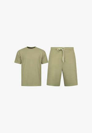 Matchende lichtolijfgroene T-shirt met korte mouwen en gebreide shorts met trekkoord in de taille, weergegeven op een effen witte achtergrond.