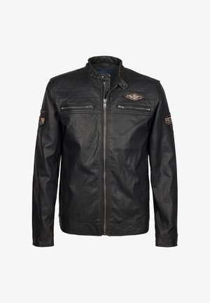 Chaqueta de cuero negra con cierre frontal, cuello alzado y detalles acolchados. Cuenta con dos bolsillos en el pecho con cremallera y parches bordados.