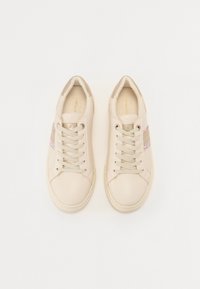 Sneaker in pelle beige con punta rotonda, chiusura con lacci piatti e suola rigata di colore chiaro. Presenta due strisce laterali in rosa e beige.