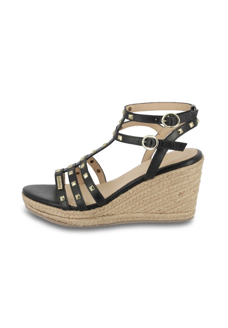 Sandalo wedge nero con più cinturini, dotato di borchie dorate, pelle testurizzata e suola in juta intrecciata. Cinghie alla caviglia regolabili con fibbie.
