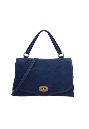 Sac à main en daim bleu marine avec un design à rabat, fermoir en métal doré et une bandoulière amovible. Présente des accents de bouton sur les côtés.