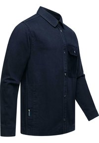 Camicia a maniche lunghe blu navy con colletto, chiusura con bottoni e taschino sul petto. Presenta una texture liscia e dettagli di cucitura discreti.