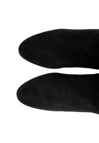 Czarne zamszowe botki za kostkę z designem w szpic, gładką fakturą i bez widocznych elementów metalowych czy ozdób. Prosty, minimalistyczny styl.