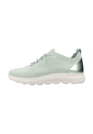 Scarpa da ginnastica in rete verde chiaro con suola bianca liscia, dotata di accentuazioni metalliche sul tallone e un design con lacci sulla parte anteriore.