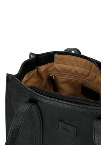Schwarze Lederhandtasche mit strukturiertem Oberflächen, braunem Stofffutter, einem Reißverschlussfach und Logo-Element. Der offene oberen Bereich zeigt Innenfächer.