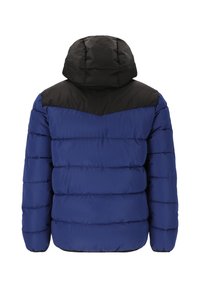 Blå puffjacka med en svart, vadderad huva. Horisontell quiltning, en chevrondesign på den övre ryggen och elastiska muddar. Vattentätt material.