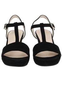 Černé zamšové sandály na vysokém podpatku s designem T-strap, otevřenou špicí a platformovou podrážkou. Stříbrný detail s přezkou na nártovém pásku.