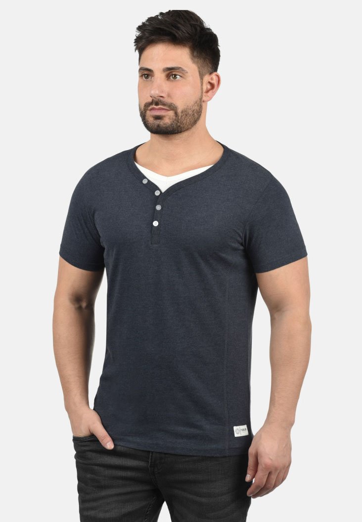 Jūras spēku īso piedurkņu henley T-krekls, izgatavots no mīksta auduma, ar V veida kaklu un trim pogām, kā arī mazu logotipa uzšuvi apakšā.