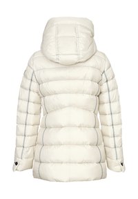 Giacca puffa bianca con cappuccio, caratterizzata da un design trapuntato, cuciture orizzontali e dettagli neri sui polsini. Materiale leggero.