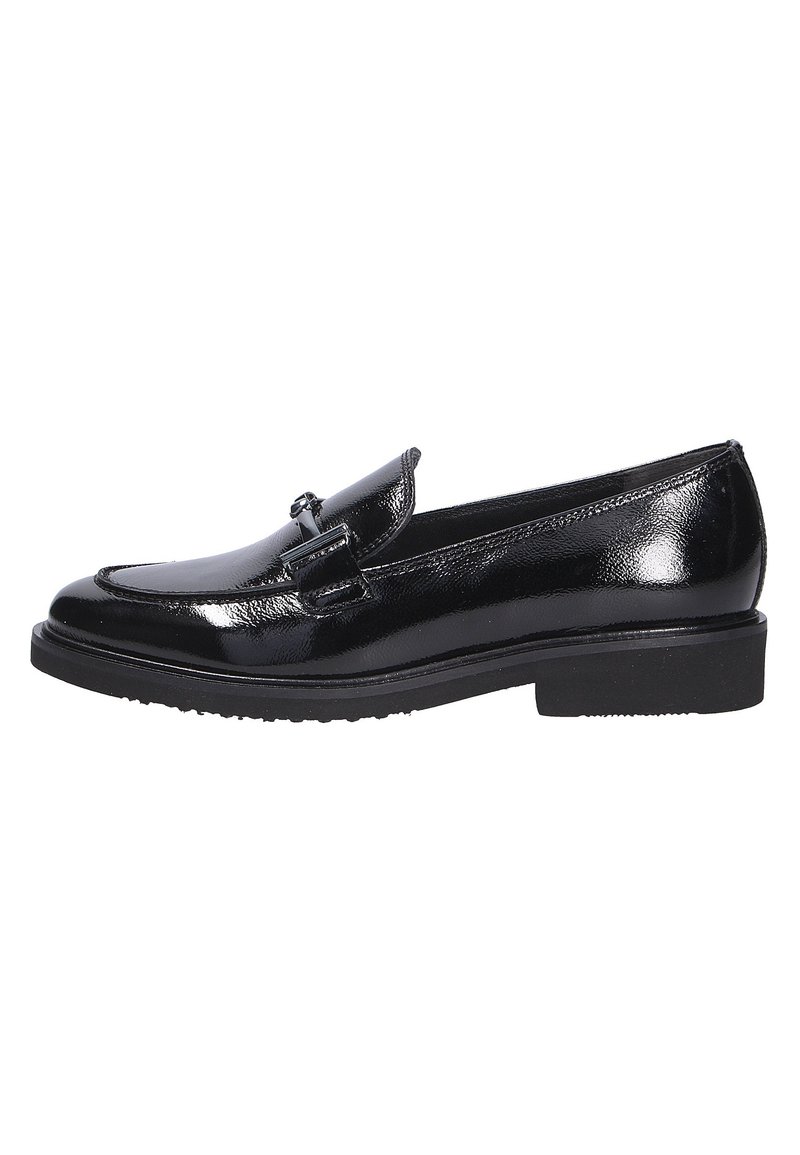 Schwarzer Lackleder-Loafer mit niedrigem Absatz, der oben mit einer dekorativen Schnalle versehen ist, und einer glatten, glänzenden Oberfläche. Texturierte Sohle für Grip.