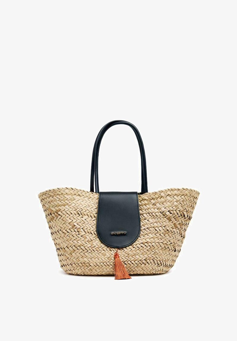 Bolsa de paja tejida con solapa de cuero negro y borla naranja. Forma redondeada, dos asas largas, superficie texturizada y acentos en contraste.