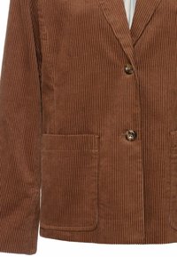 Sacou maro din catifea cu dungi verticale, cu doi nasturi și două buzunare frontale. Prezintă un material texturat și un design croiot.