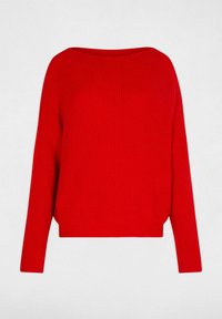 Maglione rosso lavorato a maglia con un ampio scollo a barca e maniche lunghe. Texture morbida, orlo corto e dettagli a costine in tutto il capo.