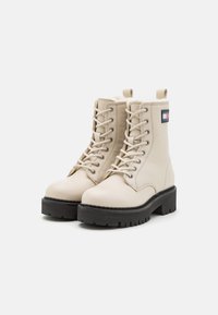 Tommy Jeans URBAN BOOT - Gležnjače s platformom - bleached stone