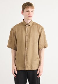 Korte mouwen, lichtbruine linnen blouse met een knoopsluiting aan de voorkant en een standaard kraag. Bevat zichtbare stiksels en bruine knopen.