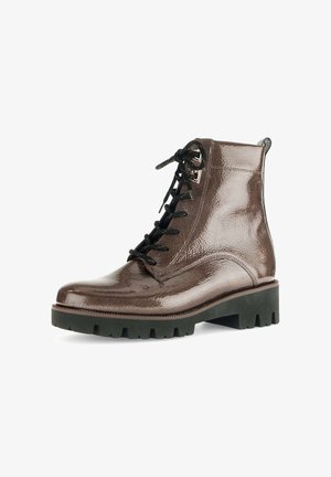 Braune Leder-Ankle Boots mit glänzender Oberfläche, Schnürung vorne, runder Zehenform und dickem schwarzen Absatz mit geriffeltem Muster.