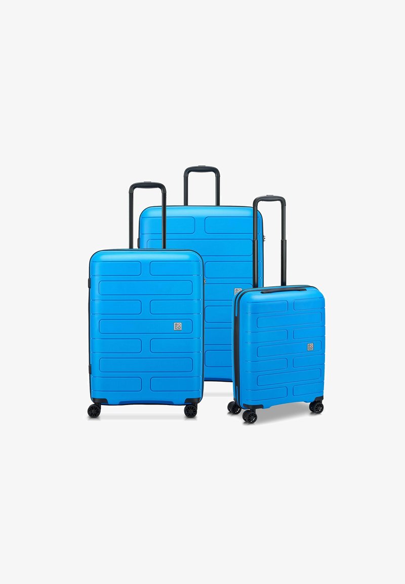Tre valigie rigide blu di diverse dimensioni con un design testurizzato, dotate di maniglie telescopiche nere e ruote.