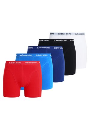 Fünf Paare Björn Borg Boxershorts in Rot, Blau, Dunkelblau, Schwarz und Weiß. Jede hat einen elastischen Taillenbund mit Logo.