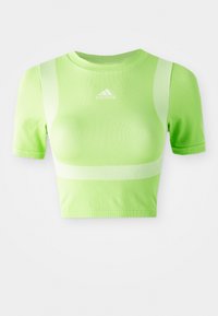 Trumpas sportinis marškinėliai ryškiai žaliai medžiagai. Turi trumpas rankoves, apvalų kaklą ir baltą įstrižą juostelę ant pečių. adidas logotipas priekyje.