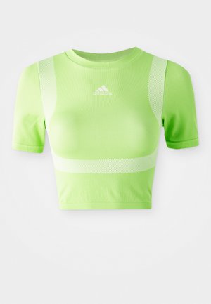 Camiseta atlética curta em tecido verde brilhante. Apresenta mangas curtas, decote redondo e padrão de riscas diagonais brancas nos ombros. Logotipo da adidas na parte frontal.